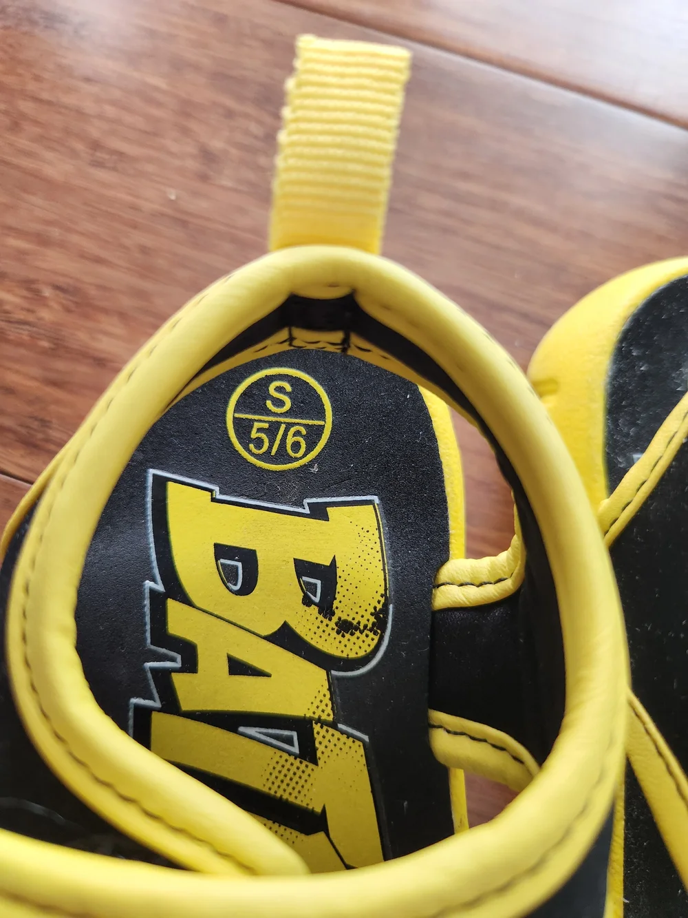 Batman Light Up Kids Yellow and Black Boys Summer Sandals Size 5/6